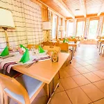 Oeko-park Panzio, Es Rendezvenykoezpont Holiday park Szarvasko