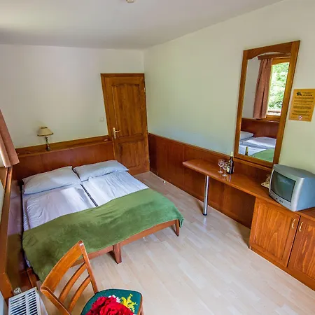 Oeko-park Panzio, Es Rendezvenykoezpont База отдыха Szarvasko